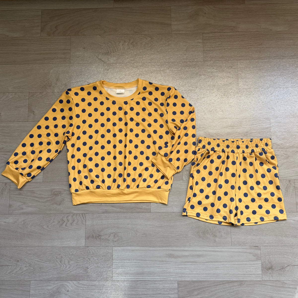 Long sleeves yellow navy polka dots top shorts girls outfits