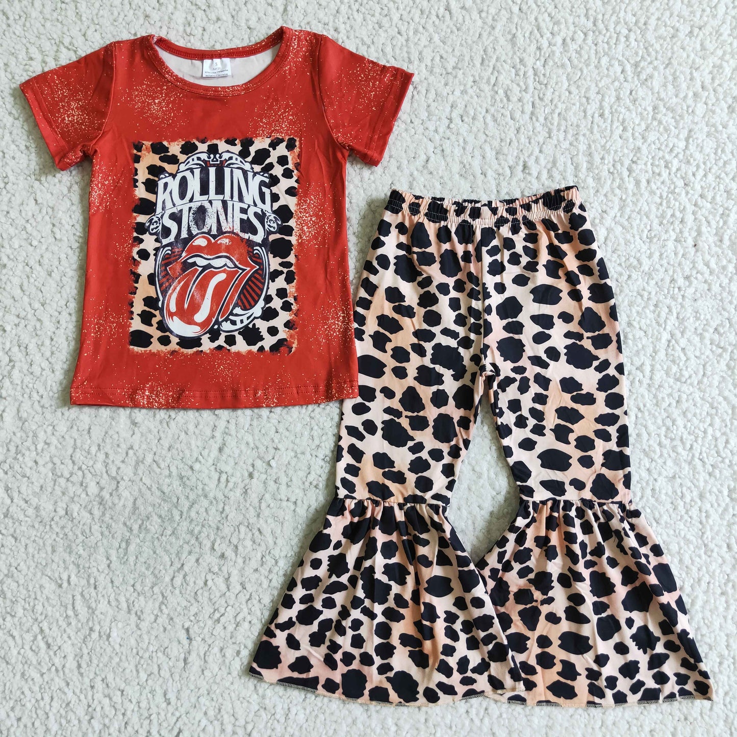 Bleached short sleeve tongue shirt leopard bell bottom pants outfits